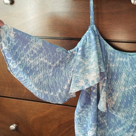 Brand new cold shoulder top - Picture 3 of 4